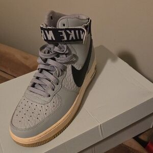 Nike High-Top Air Force 1 '07 Sneakers in Light Gray and Black